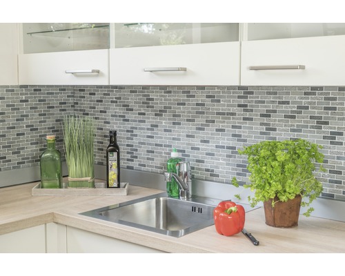 Chiuvetă de bucătărie cu robinet, faianță mozaic, ustensile de bucătărie și decorațiuni