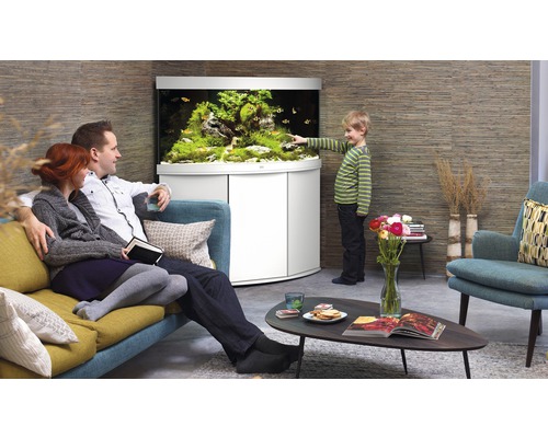 Cameră de zi cu acvariu, familie așezată pe canapea