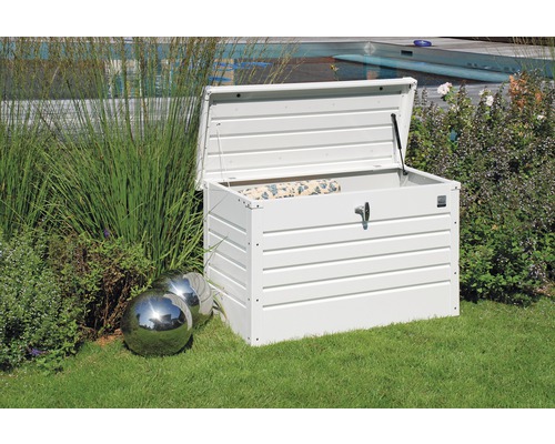 Ladă de grădină albă, deschisă, pe o suprafață de gazon