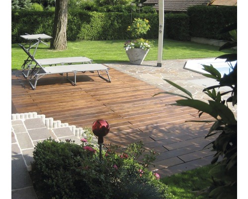 Grădină cu plăci de lemn, șezlonguri, piscină și plante