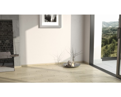 Cameră luminoasă cu șemineu, tablou pe perete și vedere la verdeață