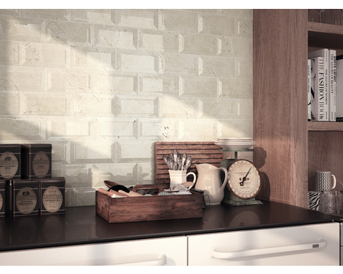 Scenă de bucătărie cu plăci de metro, blat și ustensile de bucătărie