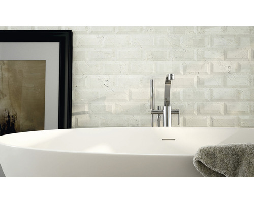 Baie cu cadă independentă, robinet și plăci de perete cu aspect de marmură