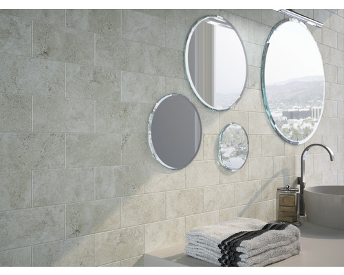 Baie cu faianță dreptunghiulară, oglinzi rotunde, chiuvetă și prosoape