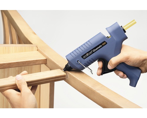 Pistol de lipit cu topire la cald care lipește lemn