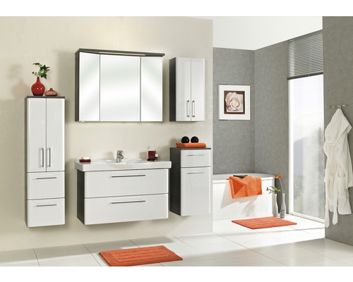 Baie luminoasă cu dulap sub chiuvetă, dulap cu oglindă și dulap înalt