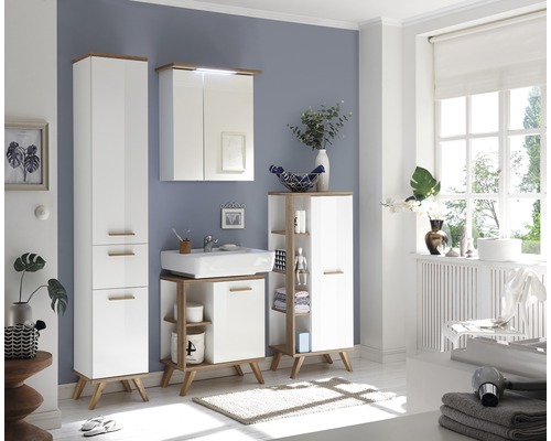 Set de baie modern cu lavoar, dulap cu oglindă și elemente de depozitare pentru un ambient luminos și organizat.