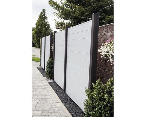 Gard de grădină cu panouri orizontale și stâlpi întunecați lângă un trotuar