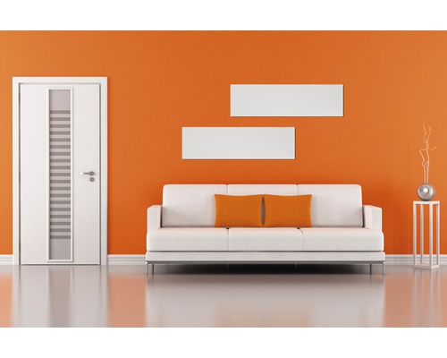 Cameră de zi cu canapea, ușă și decorațiuni în fața peretelui