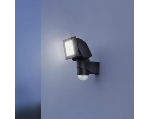 Reflector de exterior cu senzor de mișcare pe perete