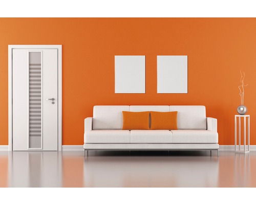 Living modern cu ușă, canapea, perne, tablouri și decorațiuni