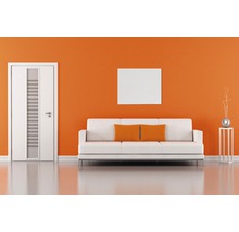 Living modern cu ușă, canapea și decorațiuni