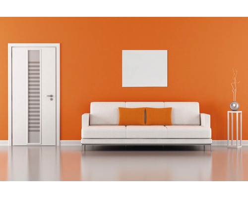 Living modern cu ușă, canapea și decorațiuni