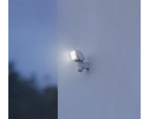 Reflector de exterior cu senzor de mișcare pe perete