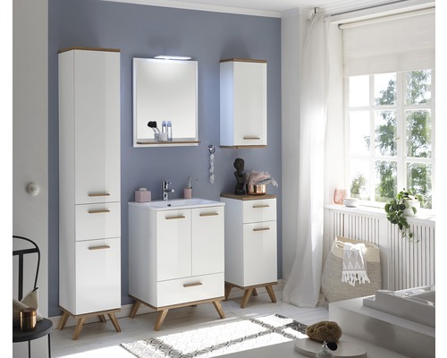 Baie modernă cu mobilier alb, dulap sub chiuvetă, dulap cu oglindă și dulap înalt pentru spațiu suplimentar de depozitare.