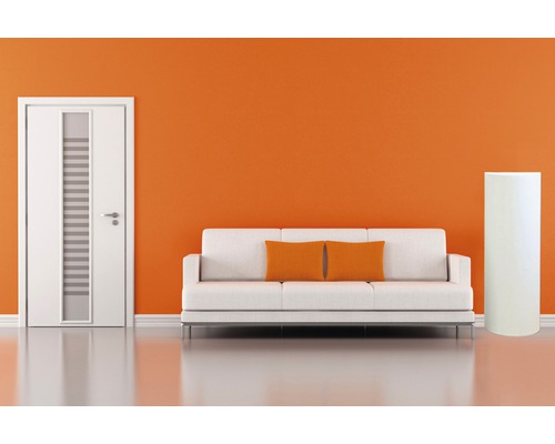 Living modern cu canapea, ușă și coloană