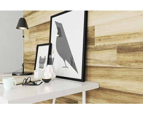 Design decorativ de perete cu panouri aspect lemn în zona de lucru