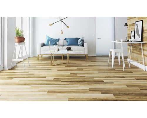 Cameră de zi cu podea din lemn, canapea, masă și zonă de lucru