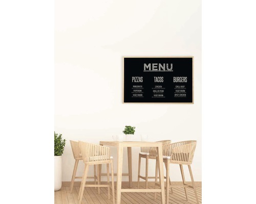 Panou negru de meniu cu diverse feluri de mâncare, cum ar fi pizza, tacos și burgeri