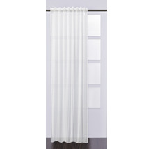 Draperie decorativă albă pe o bară de perdea în fața unei ferestre