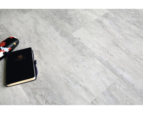 Gresie de podea gri cu carnet și etui pentru ochelari