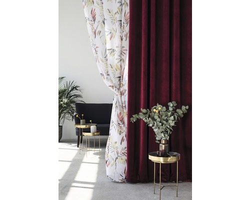 Living decorativ cu perdea cu model și perdea bordo