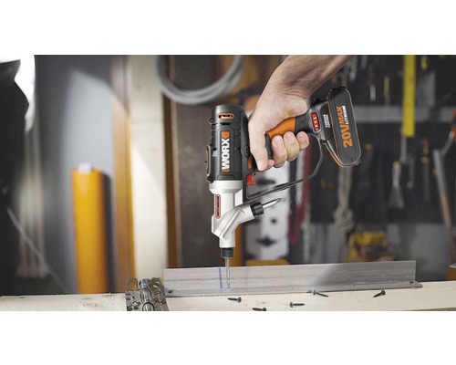 O mână găurește o bucată de metal cu o șurubelniță cu acumulator Worx.