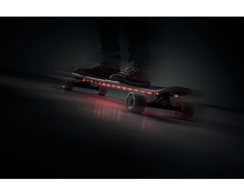 Persoană pe skateboard cu iluminare LED