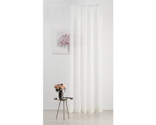 Cortină decorativă albă în camera de zi