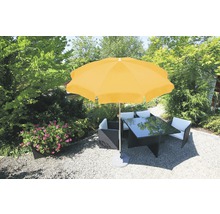 Umbrelă de soare galbenă deasupra mesei și scaunelor de grădină