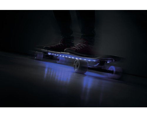 Skateboard cu iluminare LED albastră în mișcare