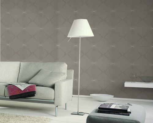 Living cu tapet gri cu model, lampadar, canapea și taburet