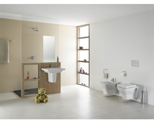 Baie cu duș, chiuvetă, bideu și toaletă