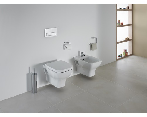 Baie modernă cu toaletă suspendată, bideu și panou de control.