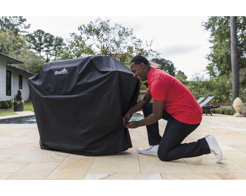 Husă neagră pentru grătar care protejează un grătar de exterior.