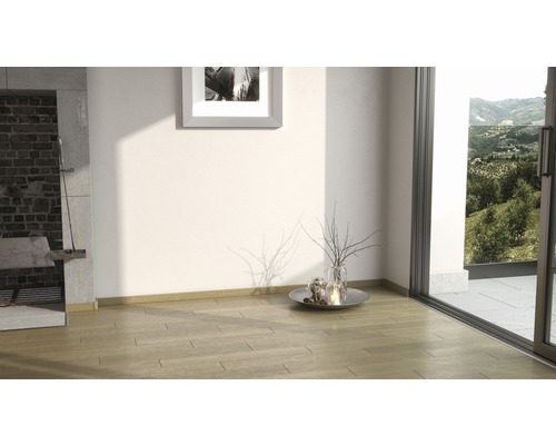 Cameră luminoasă cu șemineu, tablou, decorațiuni și fereastră cu vedere