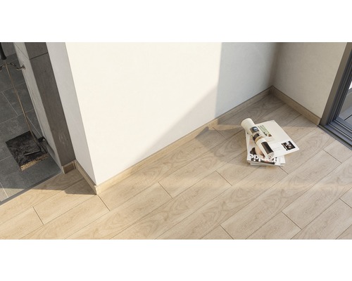 Podea deschisă la culoare din lemn cu plintă și reviste