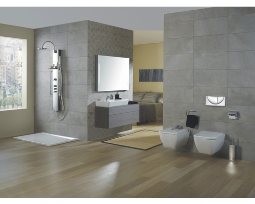 Baie modernă cu duș, chiuvetă, toaletă și bideu în fața unui perete gri