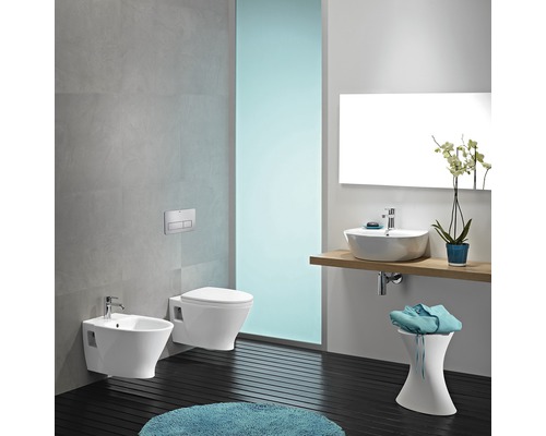 Baie modernă cu toaletă, bideu, lavoar și oglindă pentru o ambianță elegantă