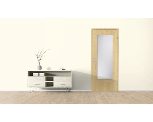 Interior cu ușă din lemn cu inserție de sticlă și comodă cu decorațiuni