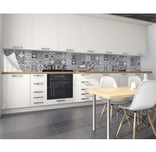 Bucătărie cu folie de mozaic ca protecție împotriva stropilor și masă de sufragerie