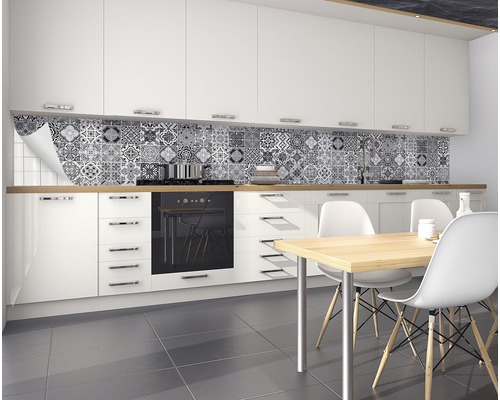 Bucătărie cu folie de mozaic ca protecție împotriva stropilor și masă de sufragerie