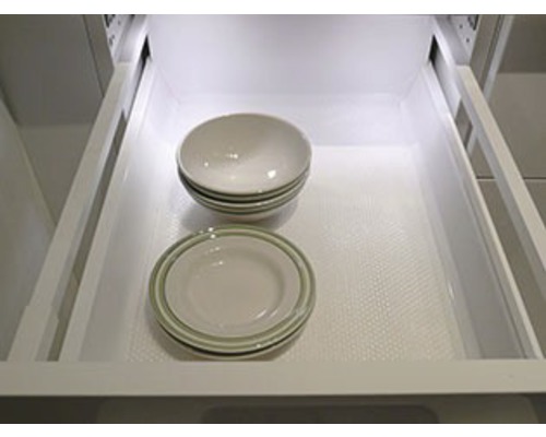 Farfurii și boluri într-un sertar