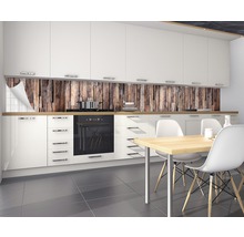 Panou de protecție pentru bucătărie cu aspect de lemn într-o bucătărie modernă