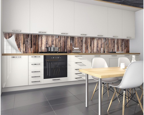 Panou de protecție pentru bucătărie cu aspect de lemn într-o bucătărie modernă