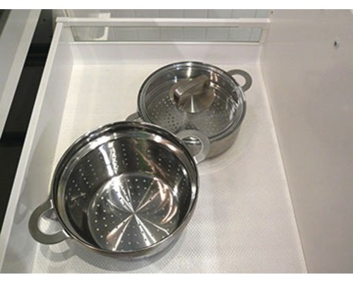 Strecurătoare și oală din oțel inoxidabil în sertar extractibil