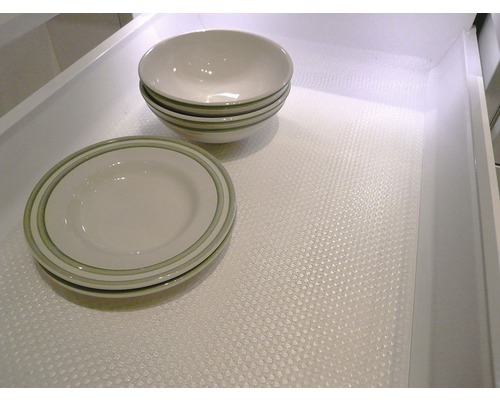 Farfurii și boluri pe o folie pentru sertar