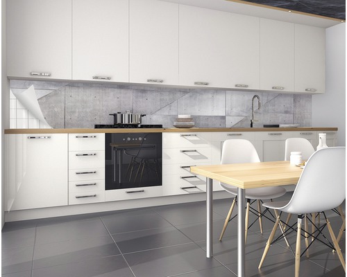 Bucătărie modernă cu dulapuri albe, blat de lucru din lemn și placă de protecție în aspect de beton