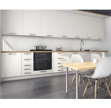 Bucătărie modernă cu dulapuri albe, plită și masă cu scaune.