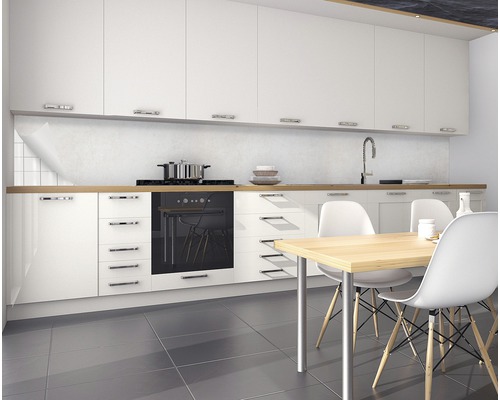 Bucătărie modernă cu dulapuri albe, plită și masă cu scaune.